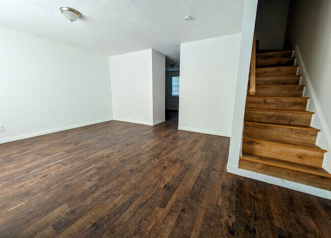 Building Photo - Modern 3-Bedroom Townhouse with Spacious L...