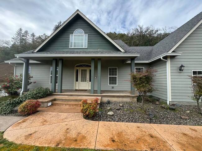 Building Photo - Nice 4 bedroom 3 bath on Rock Drive 3 car ...