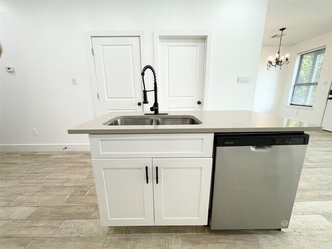 Foto del edificio - 5121 Southwind St