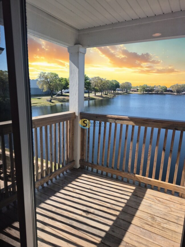 Foto del edificio - * TOP FLOOR * *LAKE VIEW* 2/2 COMING SOON!