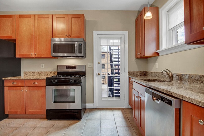 Foto del edificio - 7536 Byron Pl