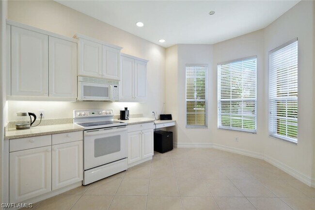 Foto del edificio - 5001 Maxwell Cir
