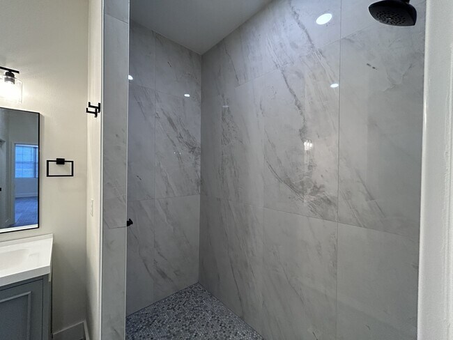 Building Photo - 3915 Rodeo Dr N