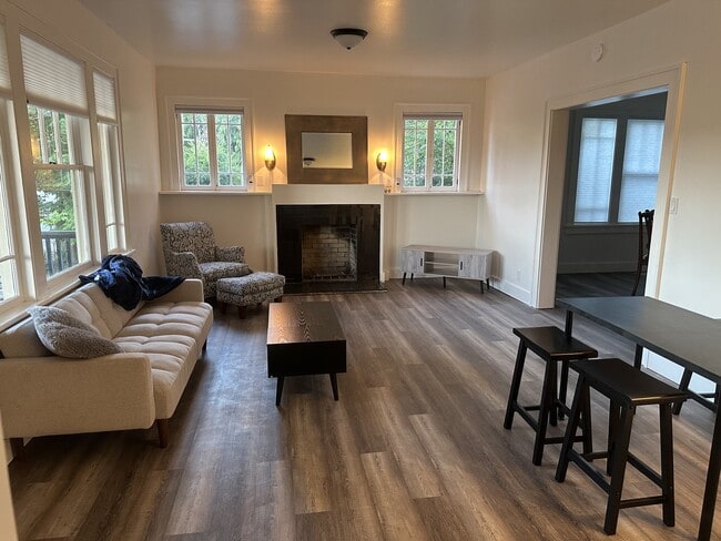Building Photo - 812 Tyler Ave