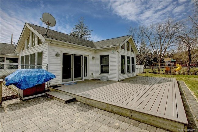 Building Photo - 40 Oak Ave