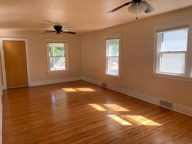 Building Photo - 4 BR/2 BATH HOUSE NEAR AUGUSTANA & USF W/ ...