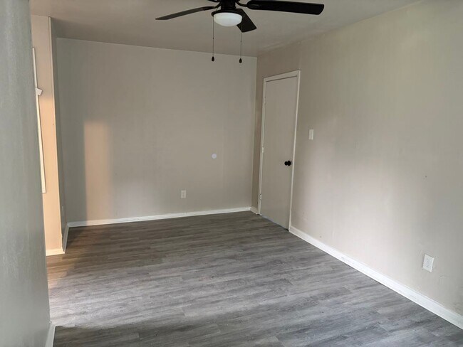 Foto del edificio - 5890 Helbig Rd