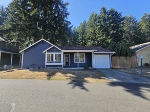 Building Photo - 581 Malibu Dr SE