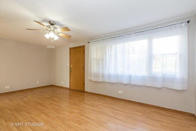 Building Photo - 6022 N Avondale Ave