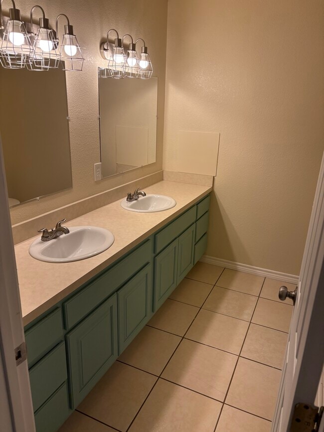 Building Photo - 211 Alyssa Dr