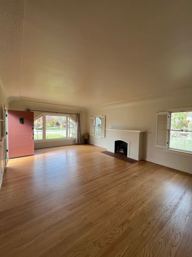 Building Photo - 2 bed (optional 3) 2 bath Vintage Charm ho...