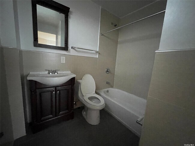 Foto del edificio - 8106 Dongan Ave