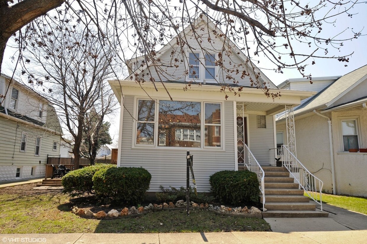 Primary Photo - 5247 W Waveland Ave