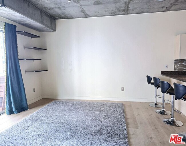 Foto del edificio - 645 W 9th St