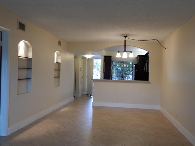 Building Photo - 6585 Somerset Dr