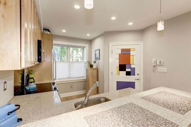 Foto del edificio - Unique One-Bedroom + Den in Truxton Circle...