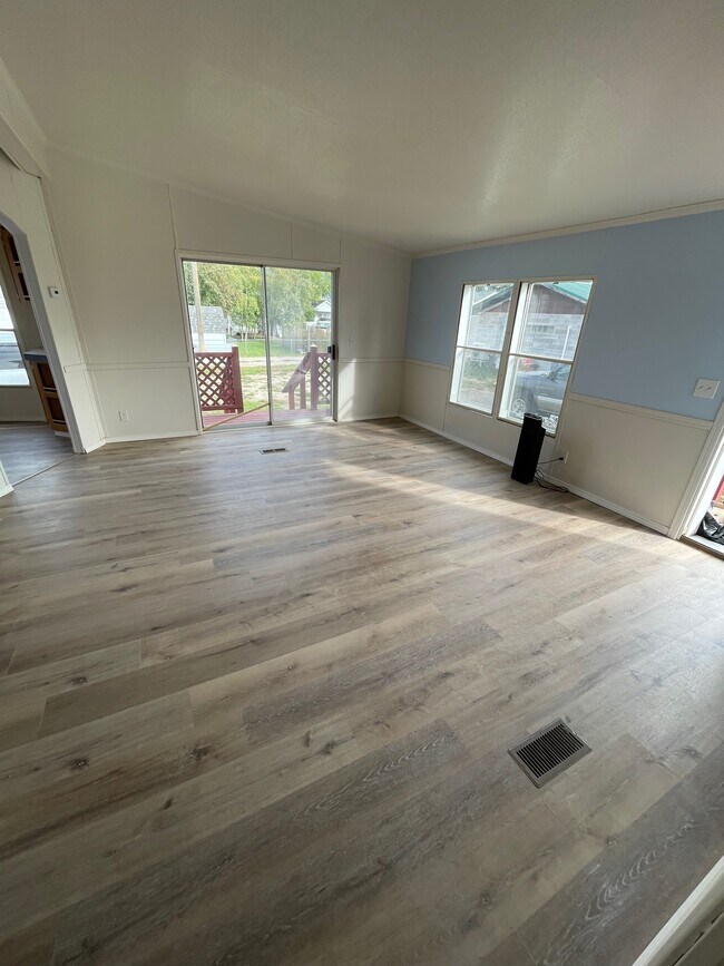 Sala de estar desde el pasillo - 2656 S Montana St