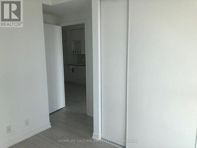 Photo du bâtiment - 950-4950 Portage Pkwy