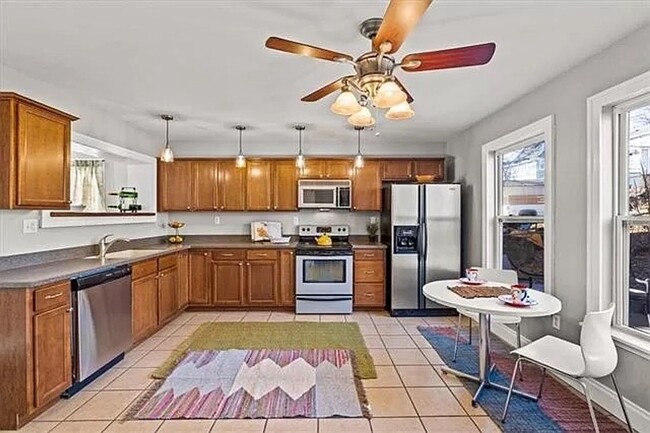 Building Photo - Updated and Spacious Home Near UMKC