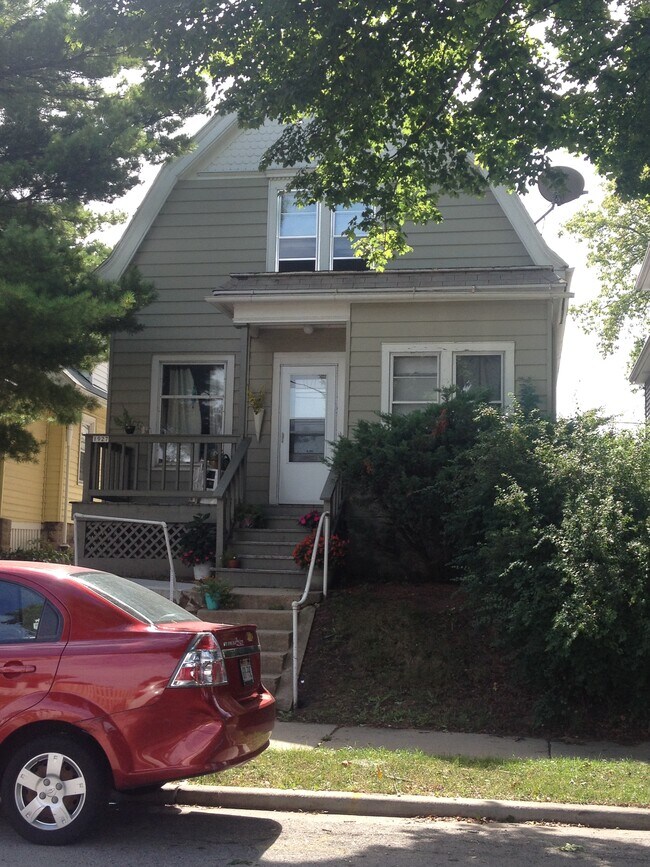 1927 E Hillcrest Ave Unit 2, Milwaukee, WI 53207 Apartments in