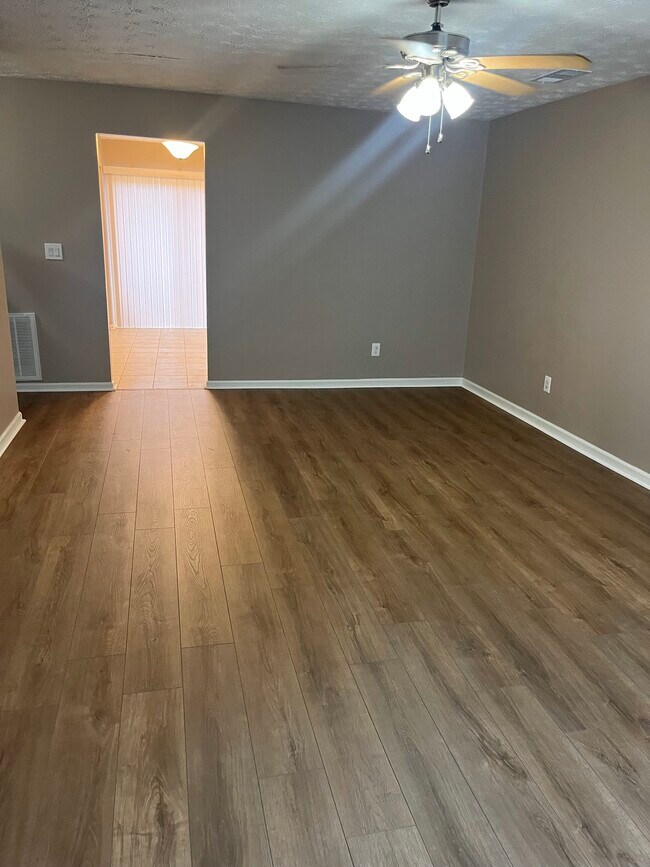 Foto del edificio - 8424 Warren Dr