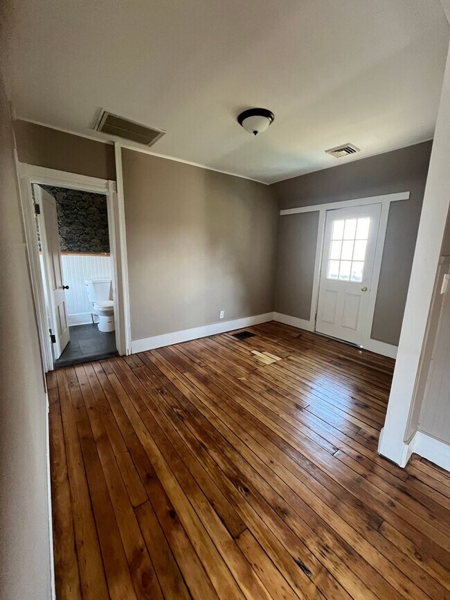 Building Photo - Large 3 Bedroom with 1.5 baths