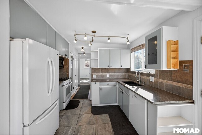 Building Photo - Charming 3 BR House in Lakewood