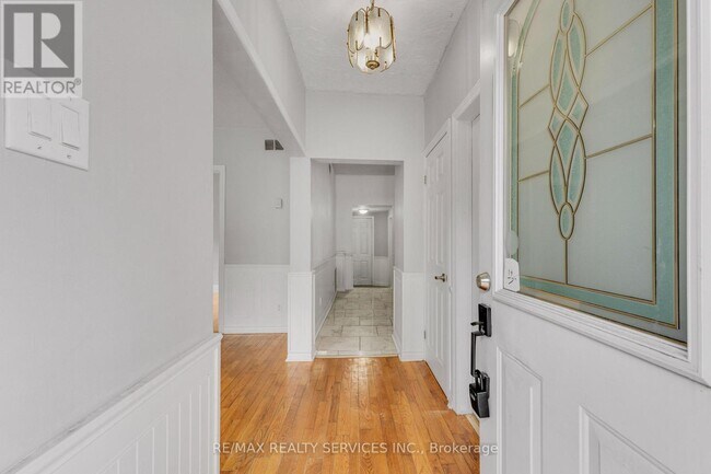 Photo du bâtiment - 104 Hess St S