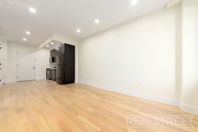 Foto del edificio - Brand New Penthouse 2 Bed 2 Bath in Bed St...