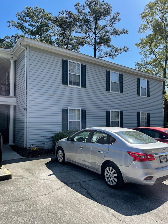 Building Photo - Coastal Comfort Awaits: Spacious 3-Bed, 2-...