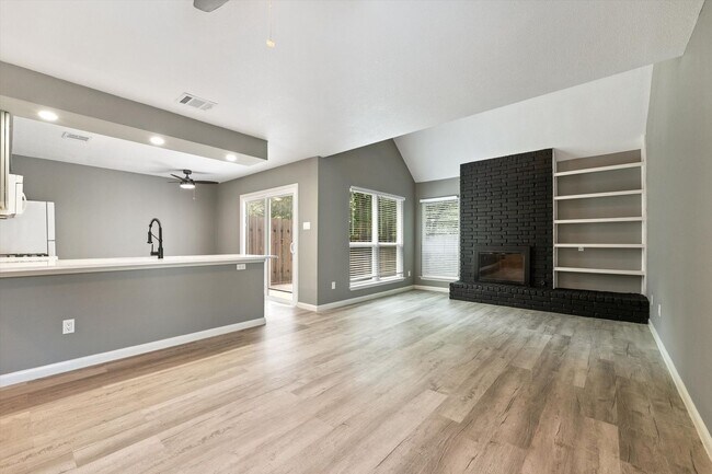Foto del edificio - Modern Makeover in Prime NW Austin Location