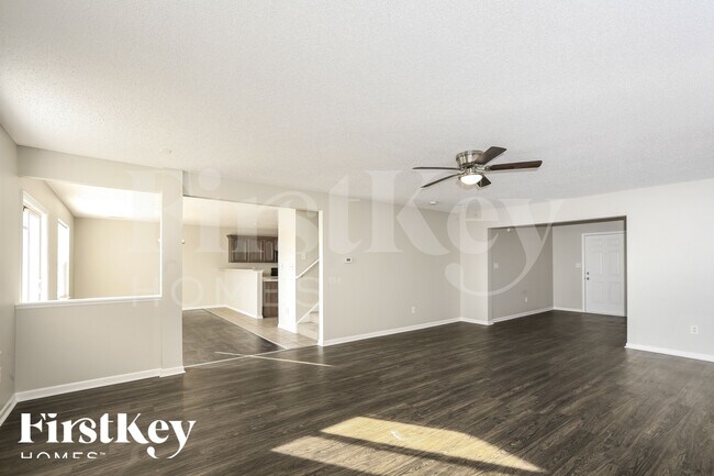 Foto del edificio - 1451 Round Lake Rd