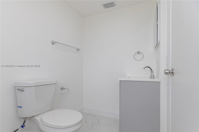 Foto del edificio - $2,100MONTHLY;8740 N SHERMAN CIR. #408 MIR...
