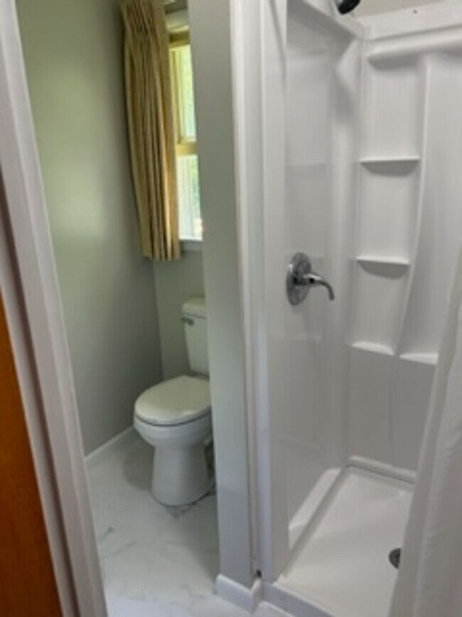 Building Photo - 3 Bedroom 2 Bathroom home available in Haw...