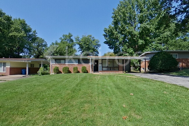 Building Photo - 425 St Edward Ln
