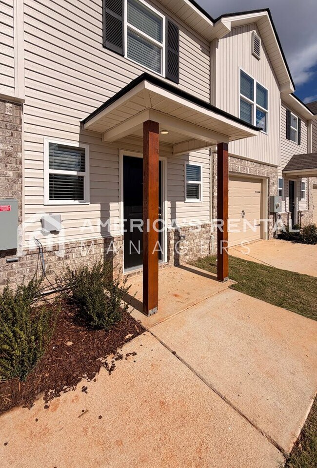 Foto del edificio - ONE MONTH FREE AND HALF OFF DEPOSIT! Stylish 3-Bedroom Townhome with Easy I-20 Access