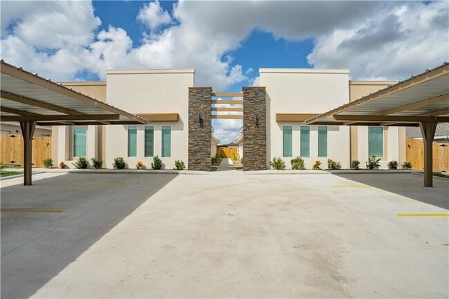 Building Photo - 623 Cathedral Hill