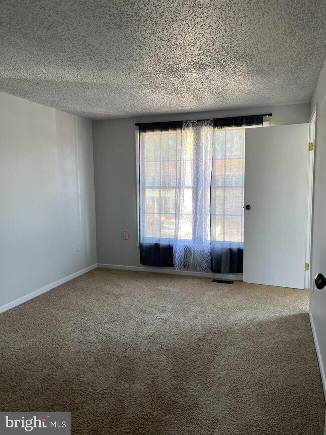 Building Photo - 1525 Iris Ct