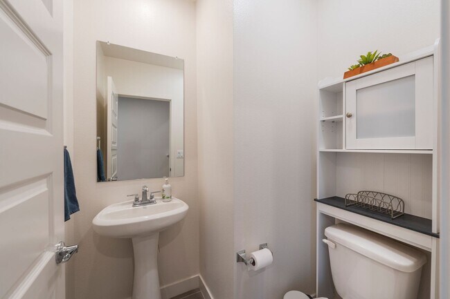 Foto del edificio - Newer townhome rental located in the gated One Seven Eight community!