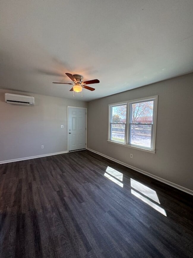 Building Photo - End Unit of Tri-Plex - in downtown Greer - 1 BD, 1 full BA, Nice Size Den, Kitchen with new appli...