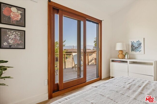 Foto del edificio - 2467 Silver Ridge Ave