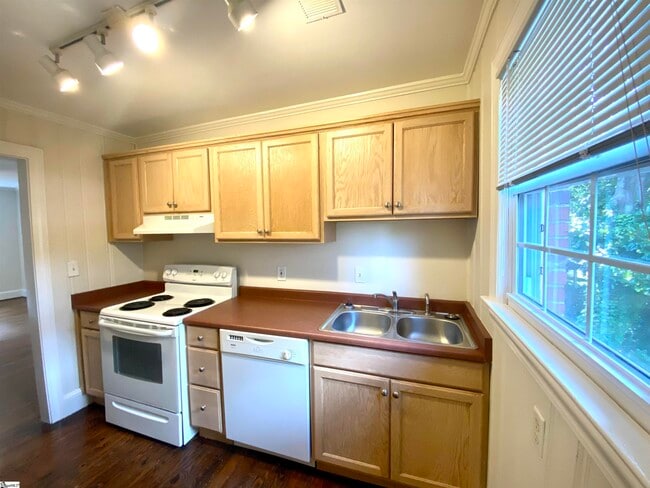 Building Photo - 5 Whitsett St