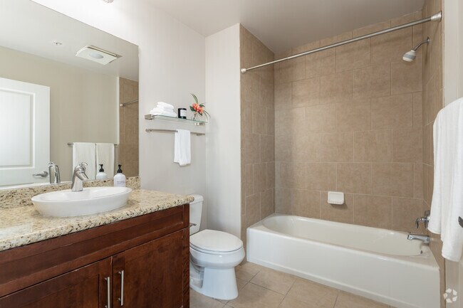 Baño de 2BR, 2BA y 1114 pies cuadrados - Penthouses at Capitol Park