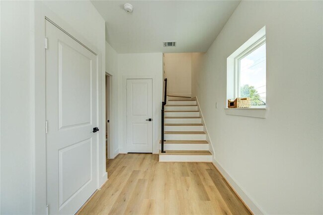 Building Photo - 4043 Buck St