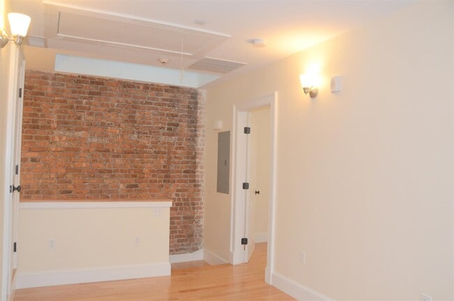 Building Photo - 20 Putnam St