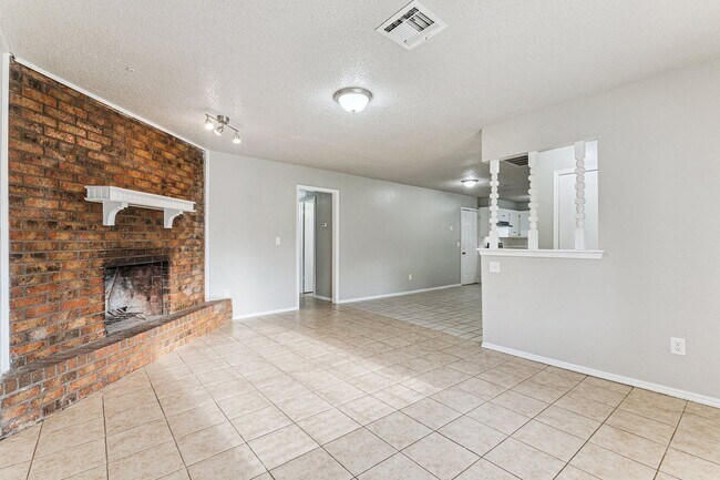 Foto del edificio - Beautiful brick 3 bedroom, 2 bath, 2 car g...