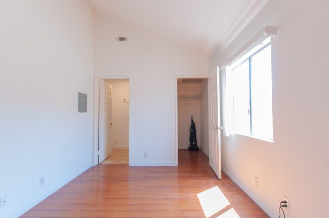 Foto del edificio - 320 E Plymouth St