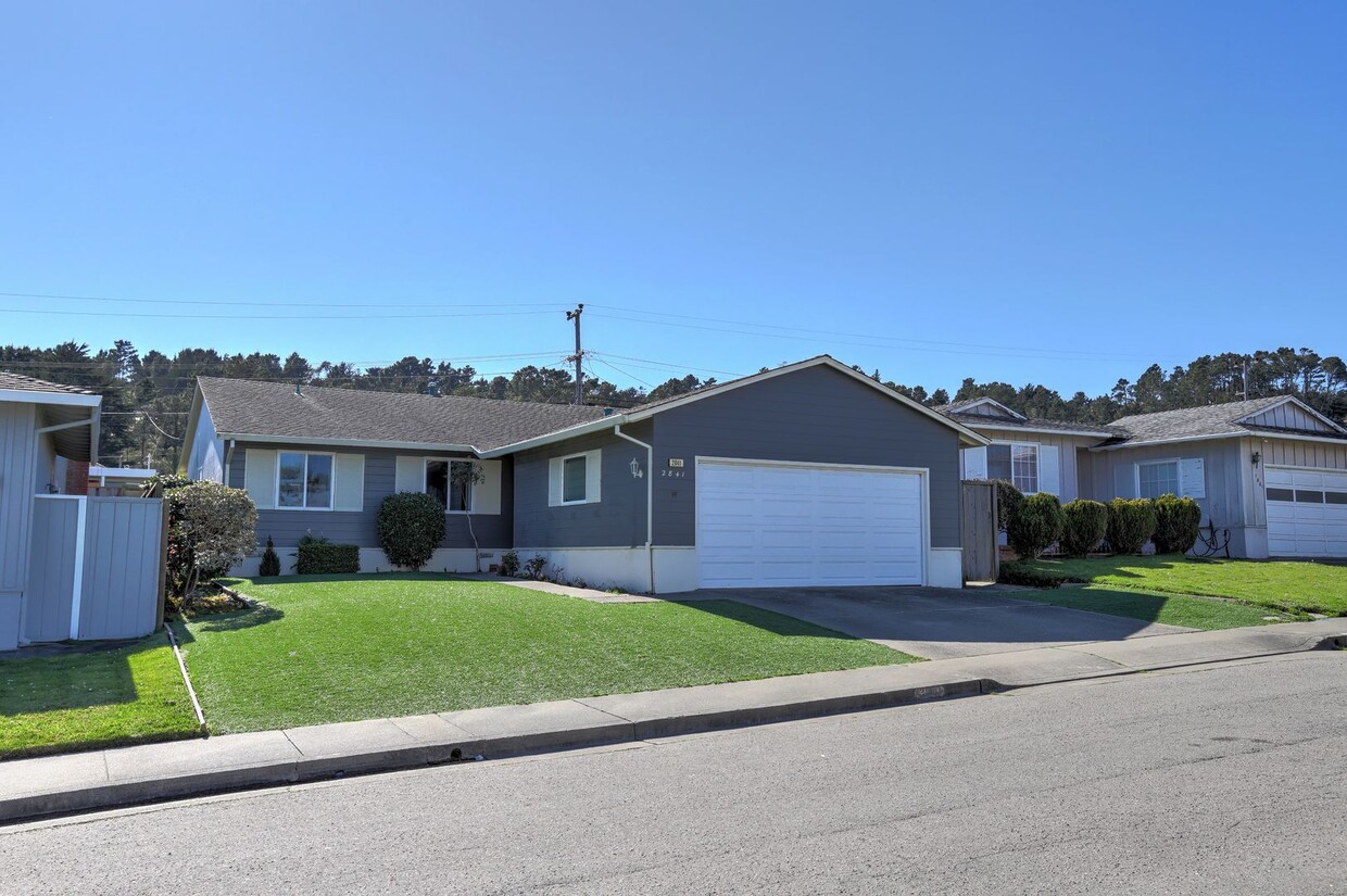 Foto principal - 3 Bed / 2 Bath San Bruno home in highly so...