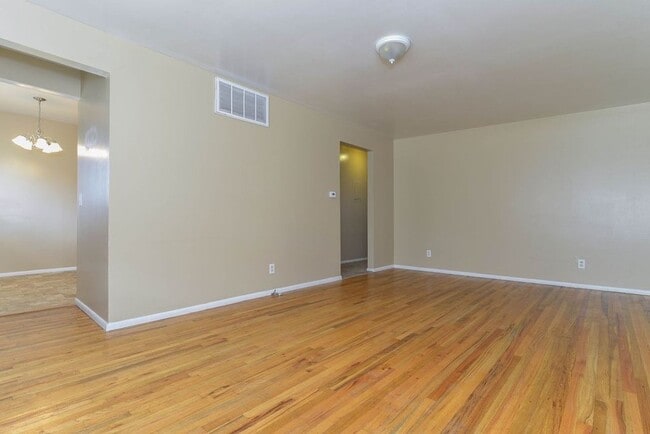 Building Photo - Beautiful duplex for rent with carport