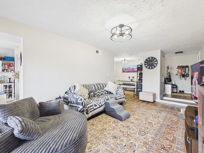 Foto del edificio - 1501 Bronwyn Rd